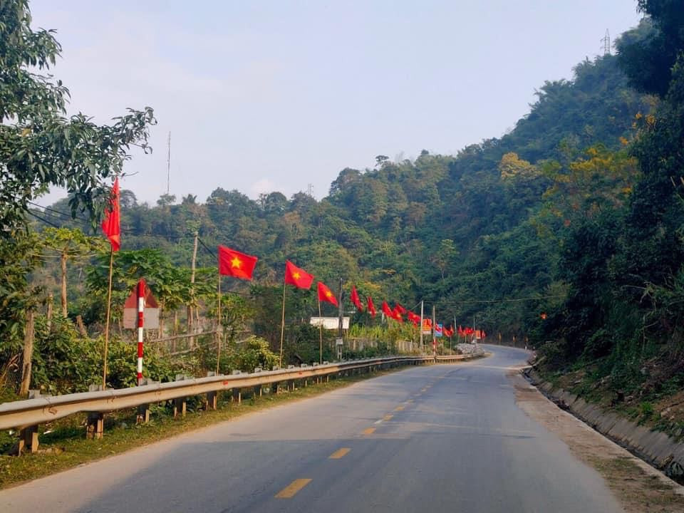 Đỏ thắm Quốc kỳ nơi miền rẻo cao xứ Nghệ ảnh 2