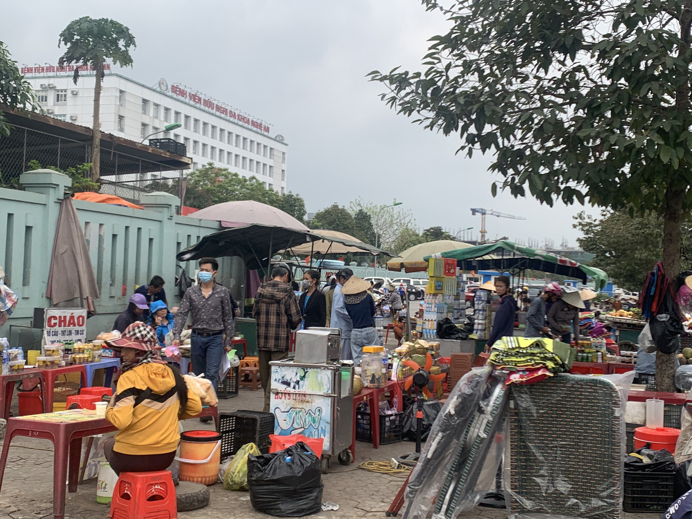 Bát nháo trước cổng bệnh viện Hữu nghị đa khoa Nghệ An ảnh 2