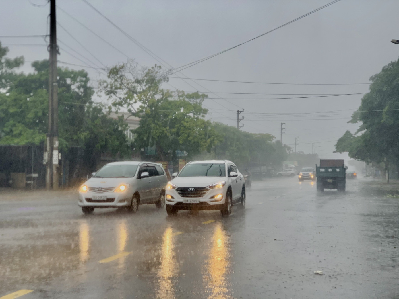 Mưa trắng trời TP Vinh ngập sâu, Hà Tĩnh cây cối gãy đổ, nhà cửa tốc mái ảnh 7