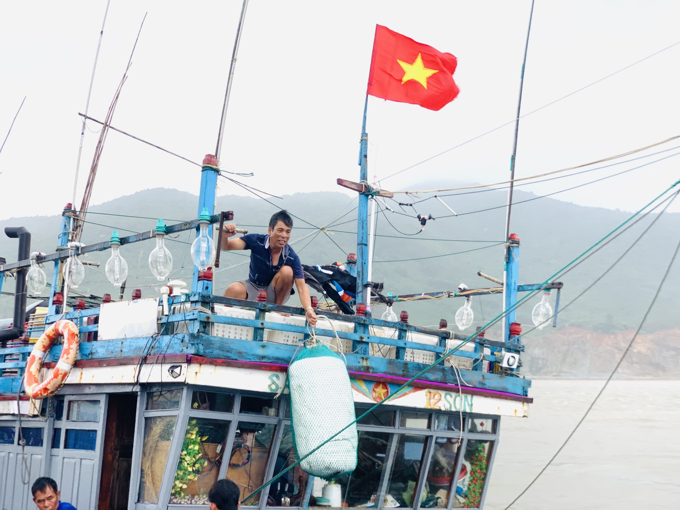 Mưa trắng trời TP Vinh ngập sâu, Hà Tĩnh cây cối gãy đổ, nhà cửa tốc mái ảnh 5