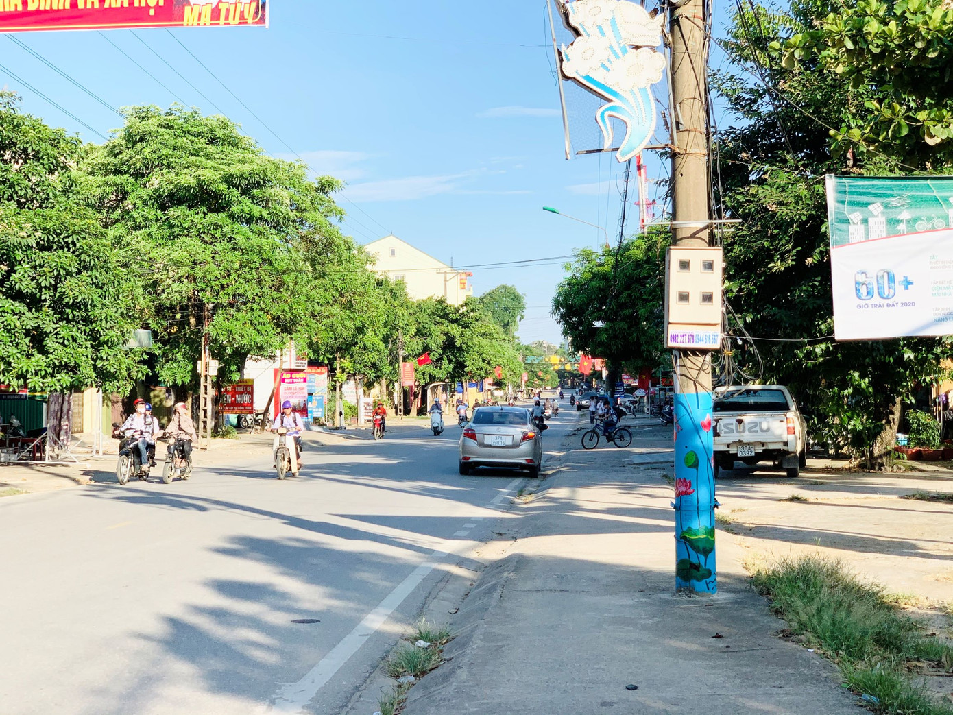 Cột điện ‘nở hoa’ giữa phố núi Hà Tĩnh ảnh 1