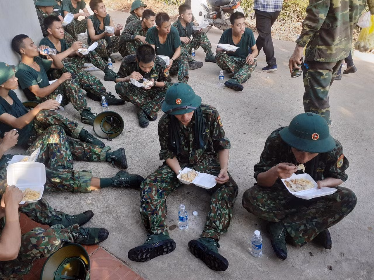 Công an, bộ đội trắng đêm căng mình dập lửa cứu rừng ảnh 8