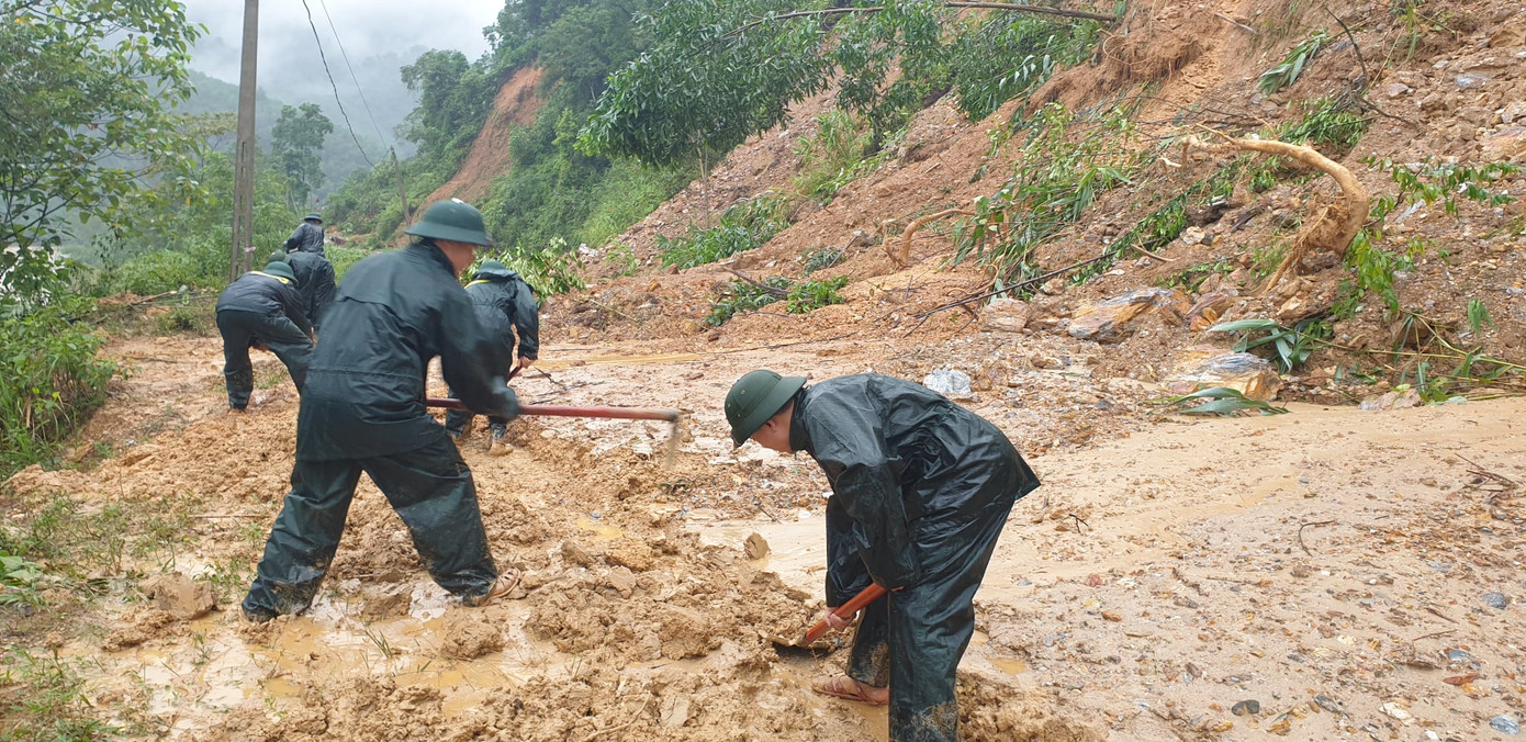 Chiến sỹ Bộ đội Biên phòng lội bùn non giúp dân dọn dẹp, thông đường sau lũ ảnh 5