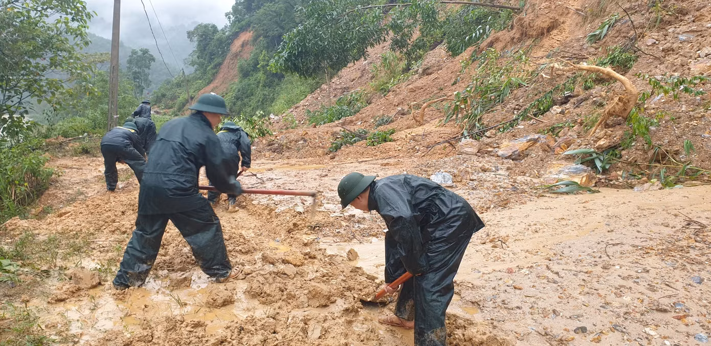 Chiến sỹ Bộ đội Biên phòng lội bùn non giúp dân dọn dẹp, thông đường sau lũ ảnh 5