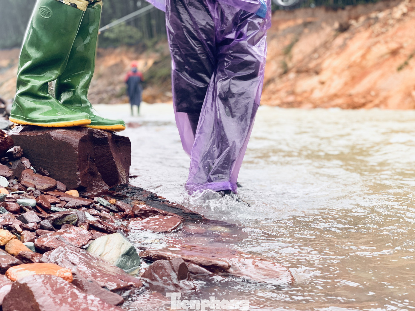 Hàng chục người bất chấp hồ xả lũ vẫn săn bắt cá dưới dòng nước xiết ảnh 16
