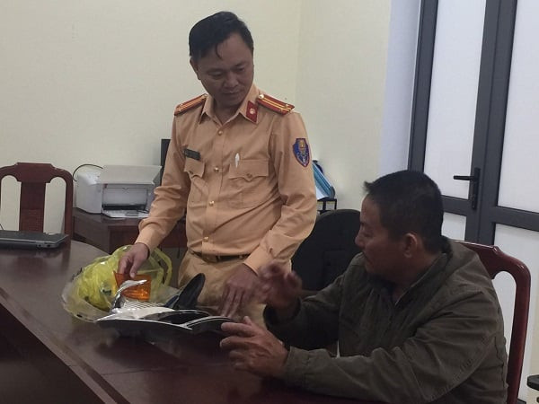 Tông hai nữ sinh ngã xuống đường, tài xế tăng ga bỏ chạy ảnh 1