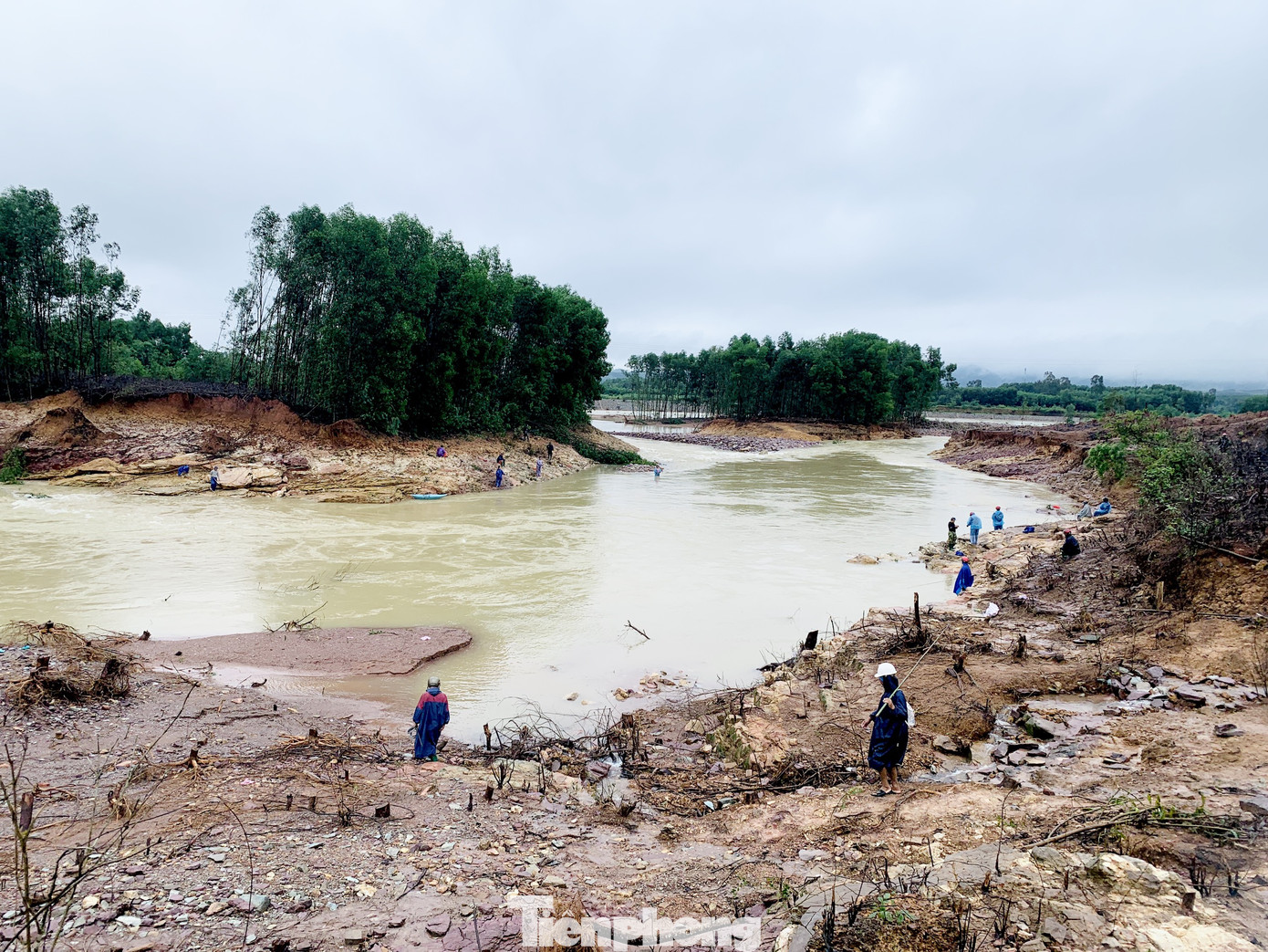 Hàng chục người bất chấp hồ xả lũ vẫn săn bắt cá dưới dòng nước xiết ảnh 7
