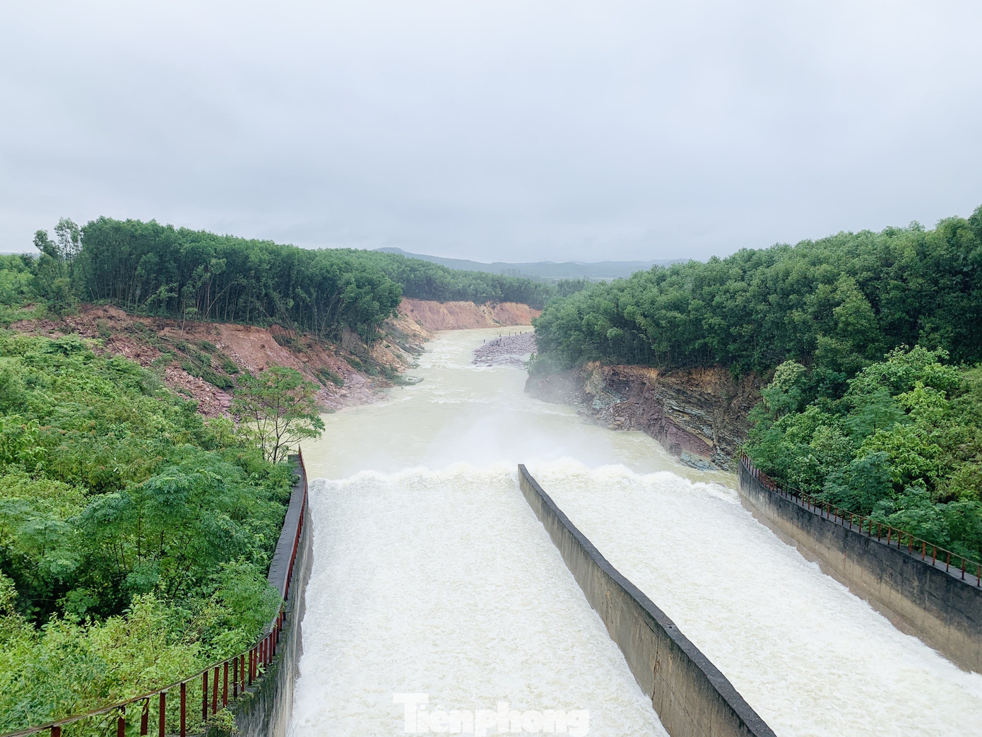 Hàng chục người bất chấp hồ xả lũ vẫn săn bắt cá dưới dòng nước xiết ảnh 1