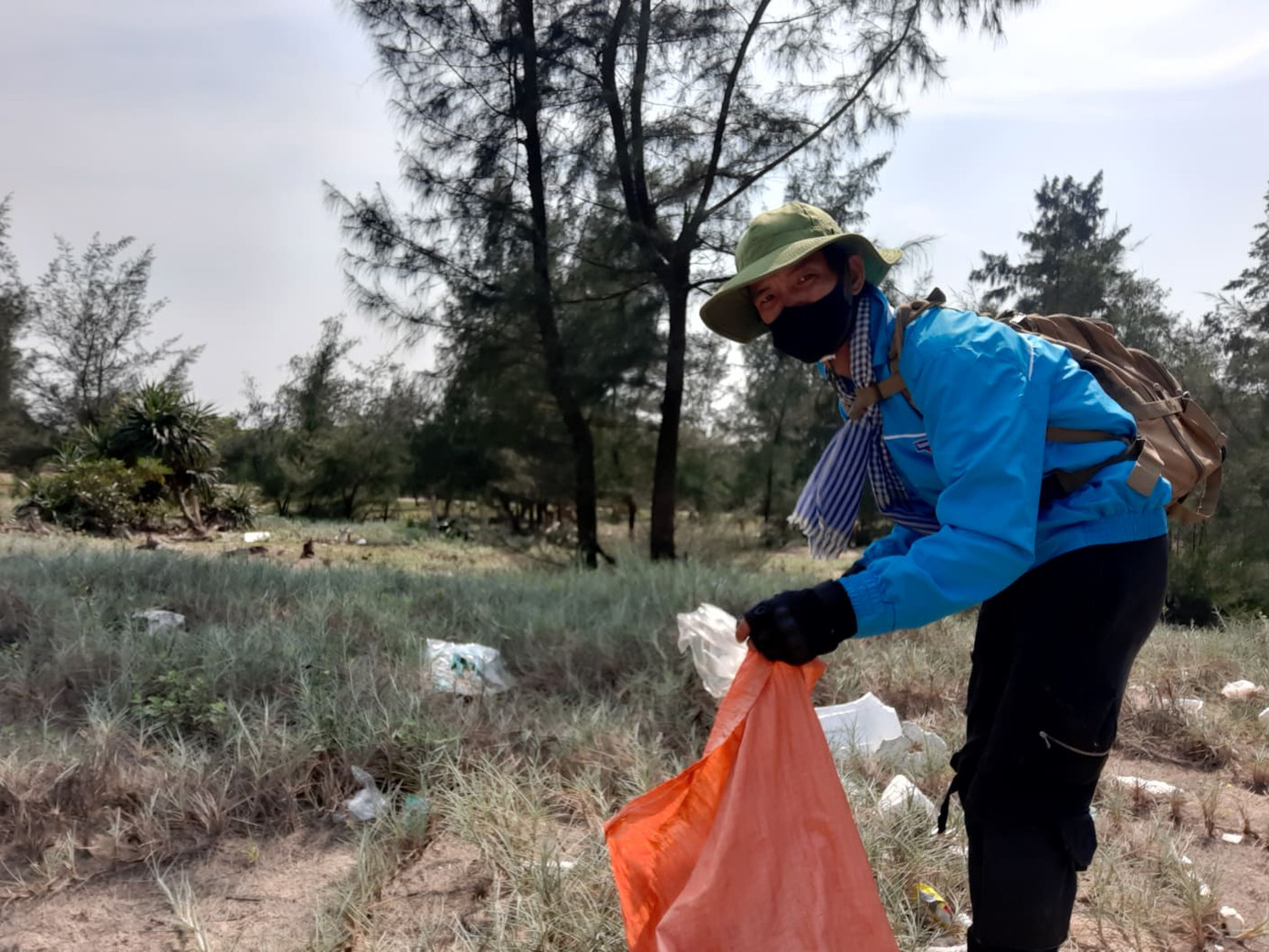 Nhóm thanh niên tình nguyện lên rừng, xuống biển dọn rác ảnh 13