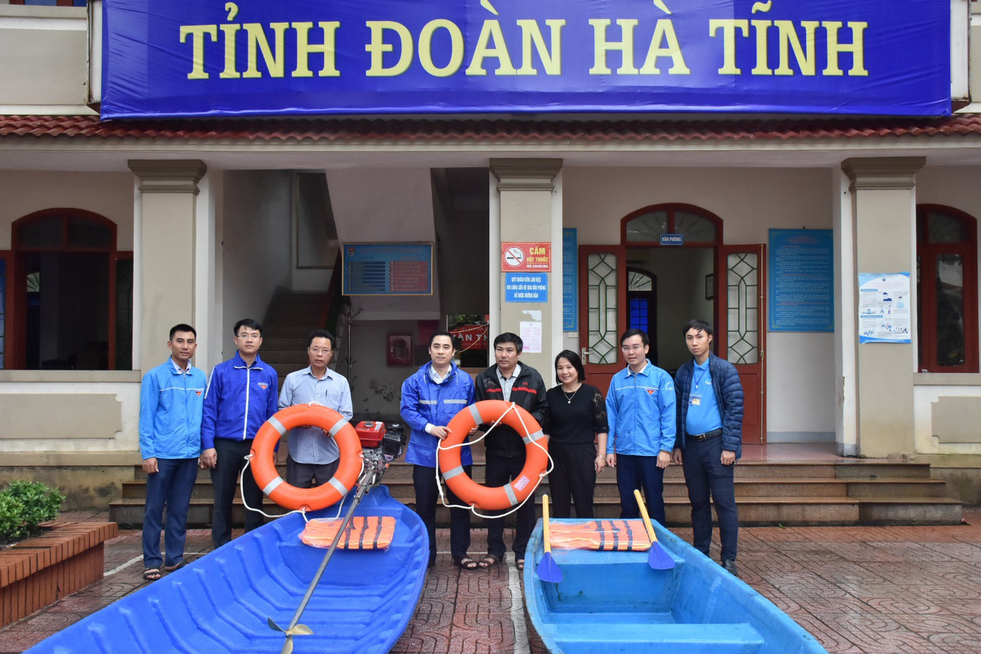 Tỉnh đoàn Hà Tĩnh trao tặng phao cứu sinh, thuyền hỗ trợ dân vùng lũ ảnh 2