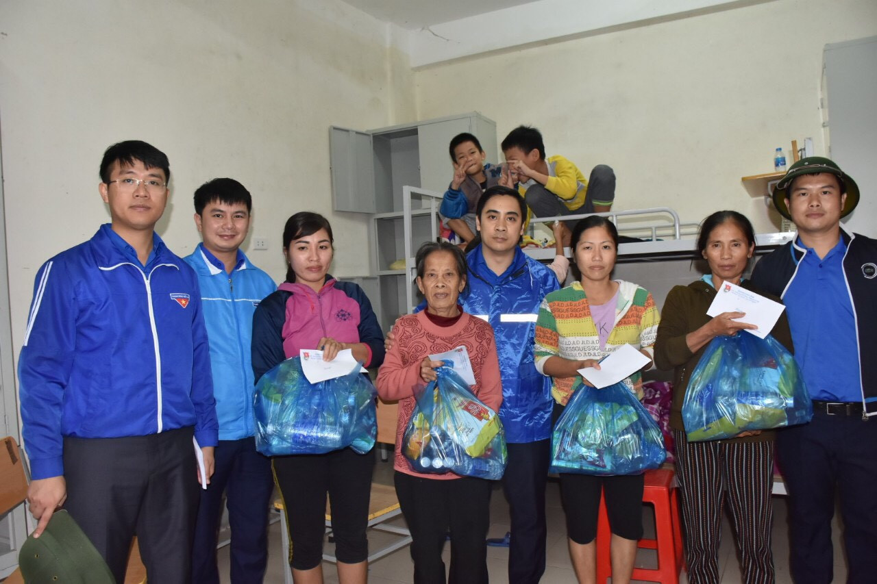 Tỉnh đoàn Hà Tĩnh trao tặng phao cứu sinh, thuyền hỗ trợ dân vùng lũ ảnh 3