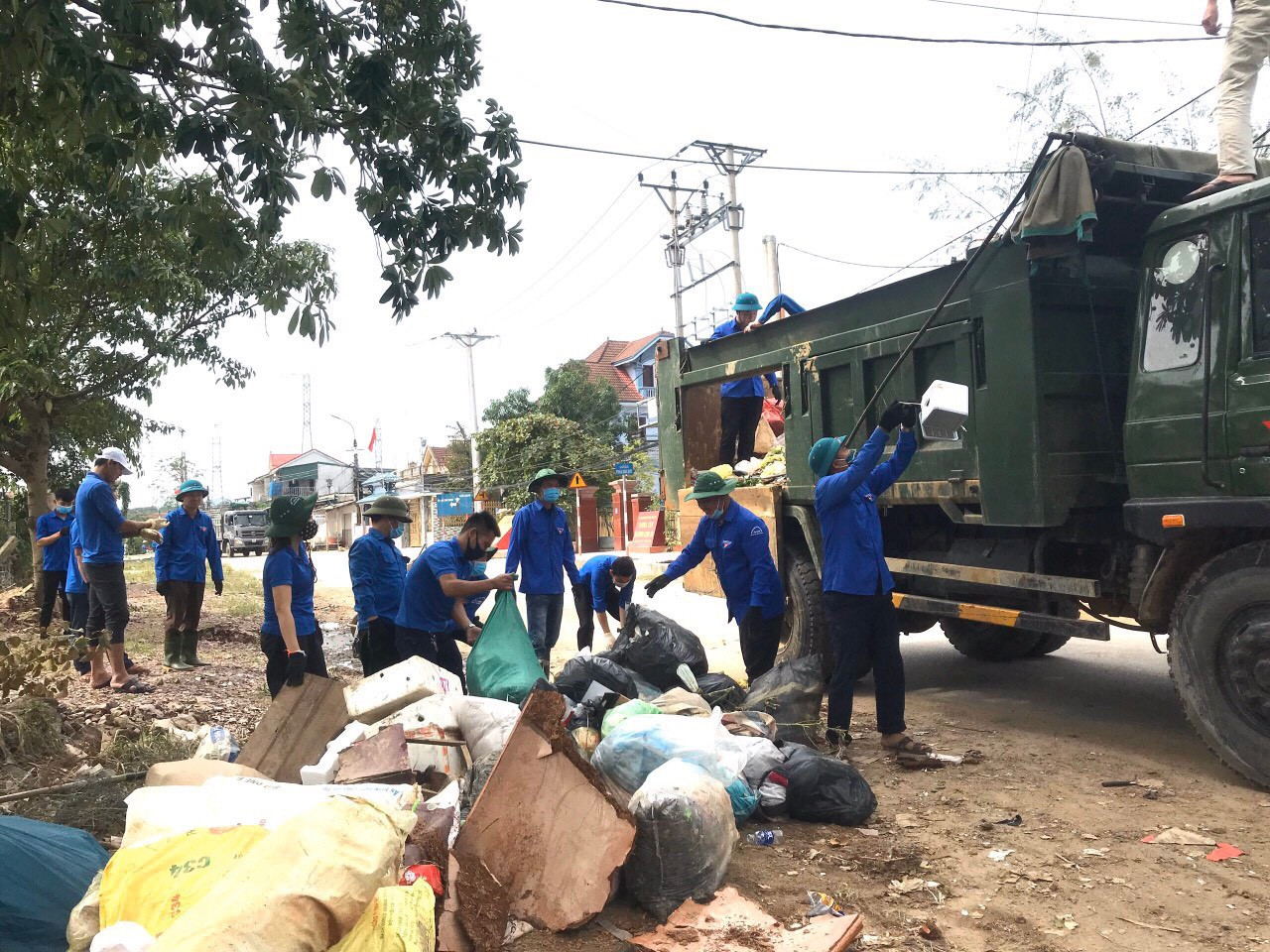 Tỉnh đoàn Hà Tĩnh trao tặng phao cứu sinh, thuyền hỗ trợ dân vùng lũ ảnh 10