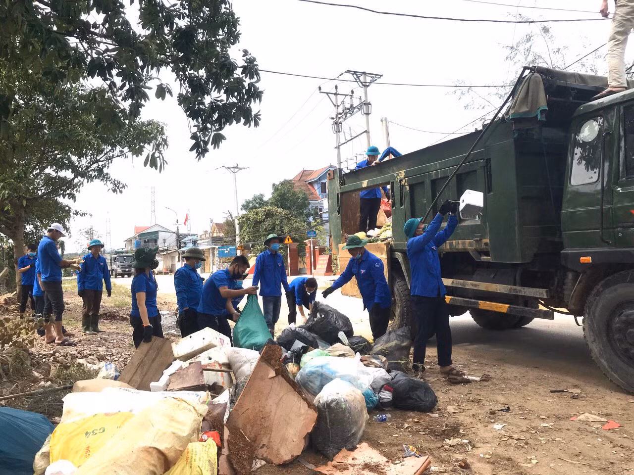 Tỉnh đoàn Hà Tĩnh trao tặng phao cứu sinh, thuyền hỗ trợ dân vùng lũ ảnh 10