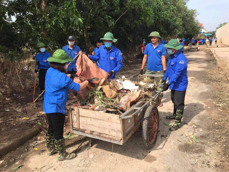 Tỉnh đoàn Hà Tĩnh trao tặng phao cứu sinh, thuyền hỗ trợ dân vùng lũ ảnh 9