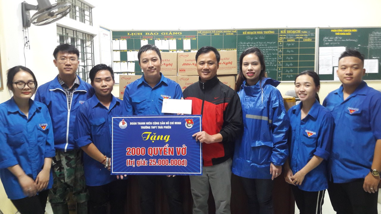 Tỉnh đoàn Hà Tĩnh trao tặng phao cứu sinh, thuyền hỗ trợ dân vùng lũ ảnh 5