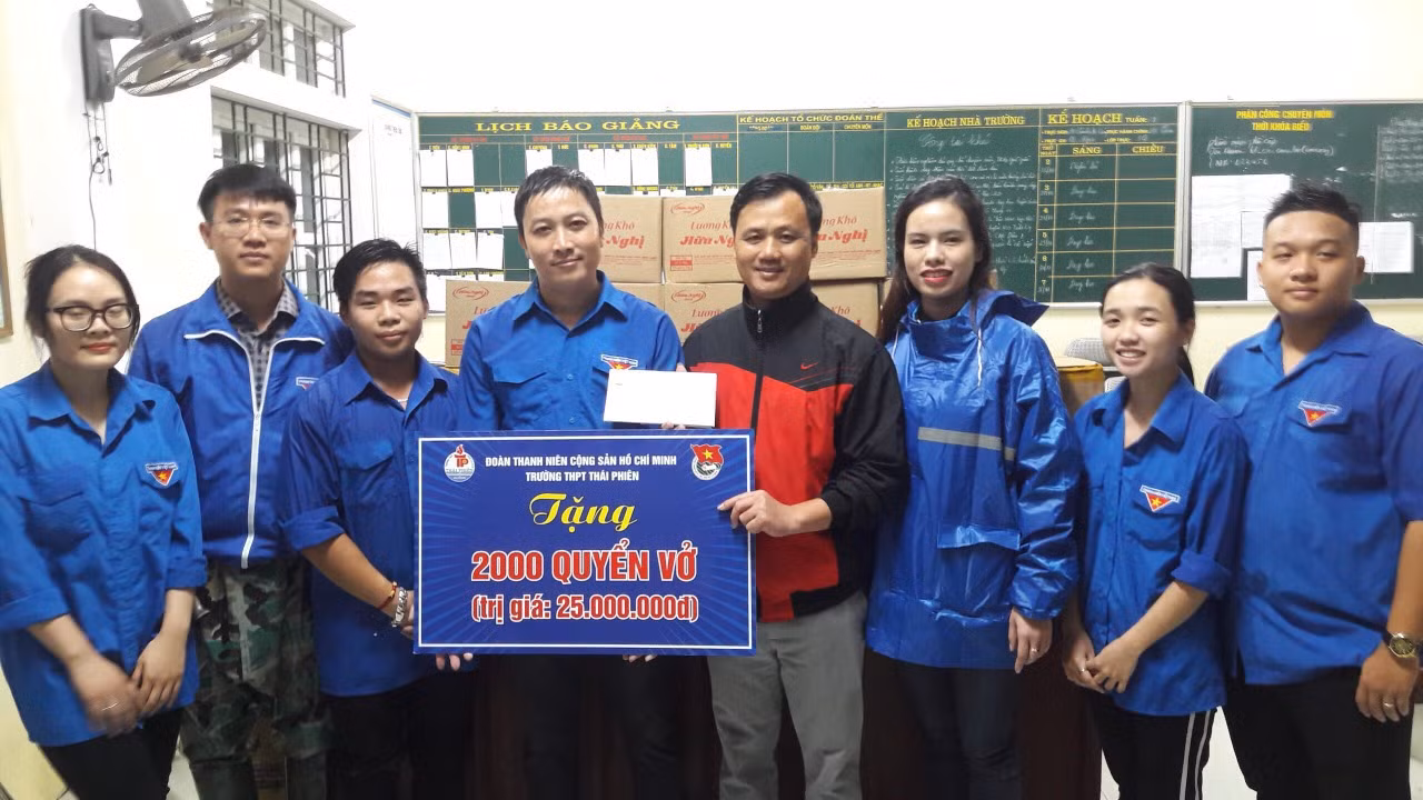 Tỉnh đoàn Hà Tĩnh trao tặng phao cứu sinh, thuyền hỗ trợ dân vùng lũ ảnh 5