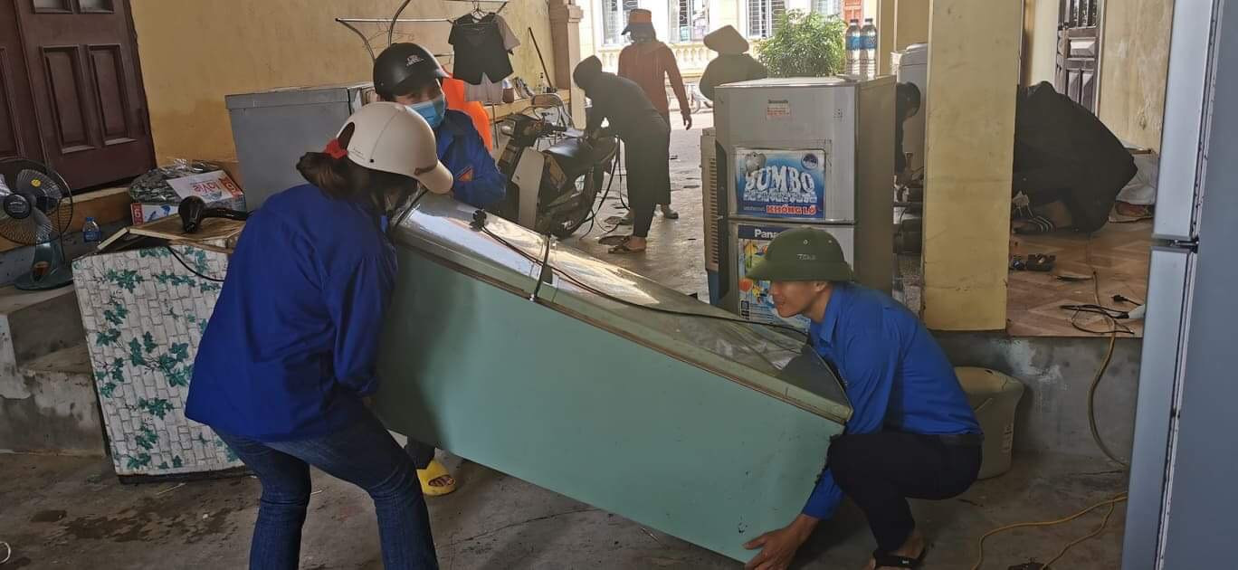 Tỉnh đoàn Hà Tĩnh trao tặng phao cứu sinh, thuyền hỗ trợ dân vùng lũ ảnh 7