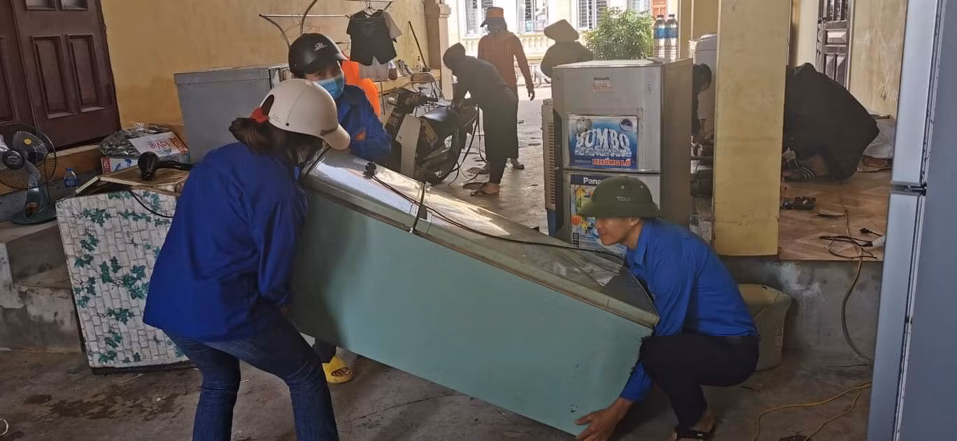Tỉnh đoàn Hà Tĩnh trao tặng phao cứu sinh, thuyền hỗ trợ dân vùng lũ ảnh 7