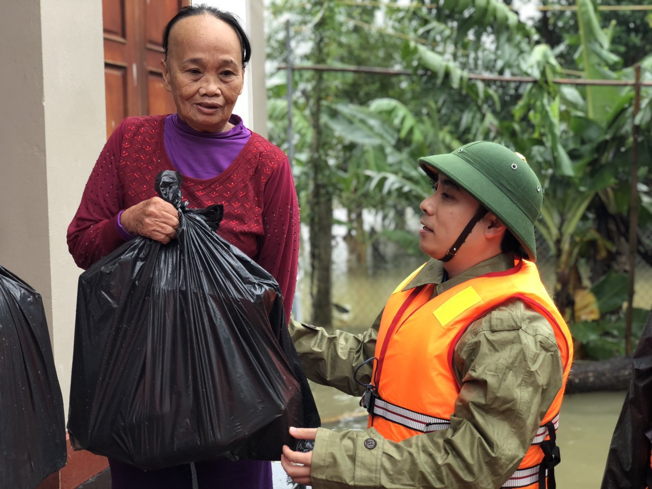 Thanh niên Hà Tĩnh, Nghệ An nấu bánh chưng, hỗ trợ bà con vùng lũ ảnh 2