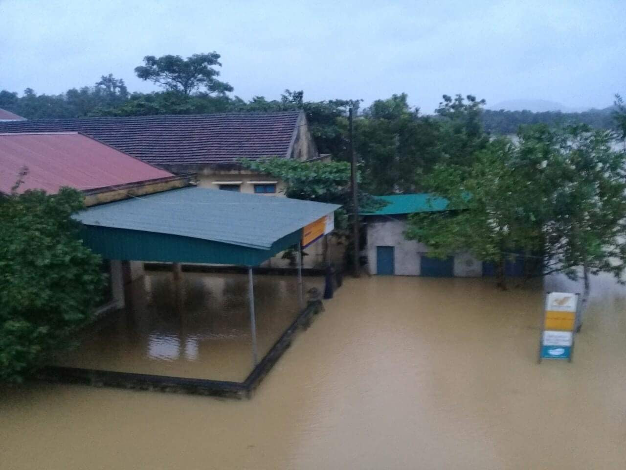 Hà Tĩnh nước vây tứ bề, người dân vội vã ôm đồ chạy lụt ảnh 8