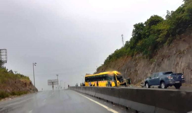 Xe khách chở 15 người tông vào vách núi lúc rạng sáng ảnh 1