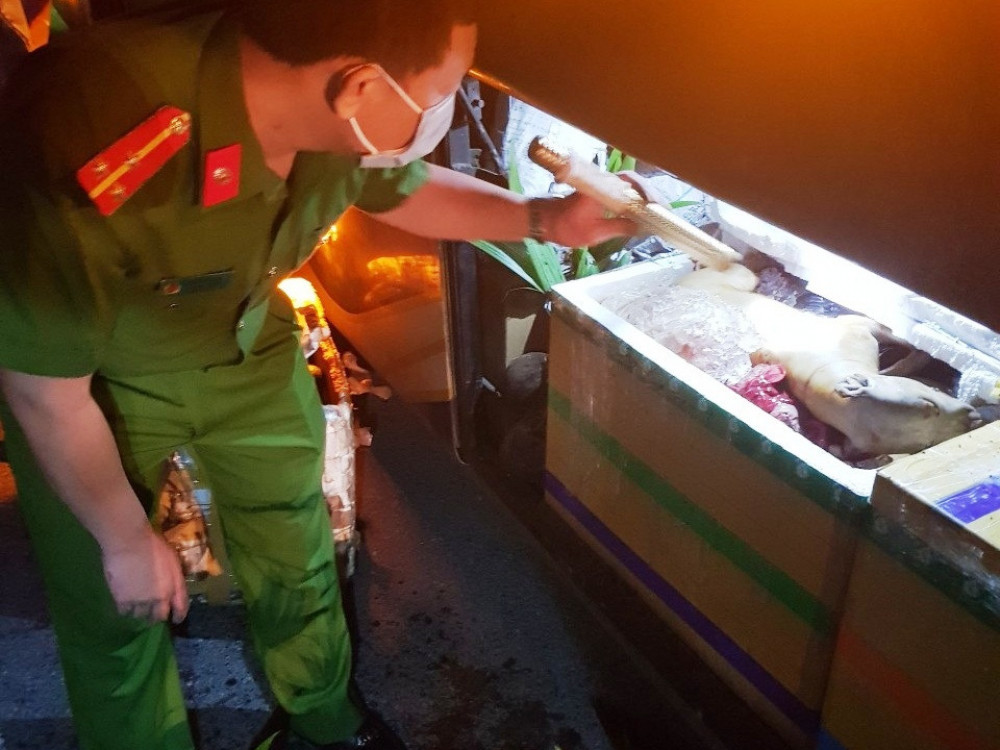 Thu giữ 3 tạ thịt và nội tạng bốc mùi trên xe khách chuẩn bị lên bàn nhậu ảnh 1
