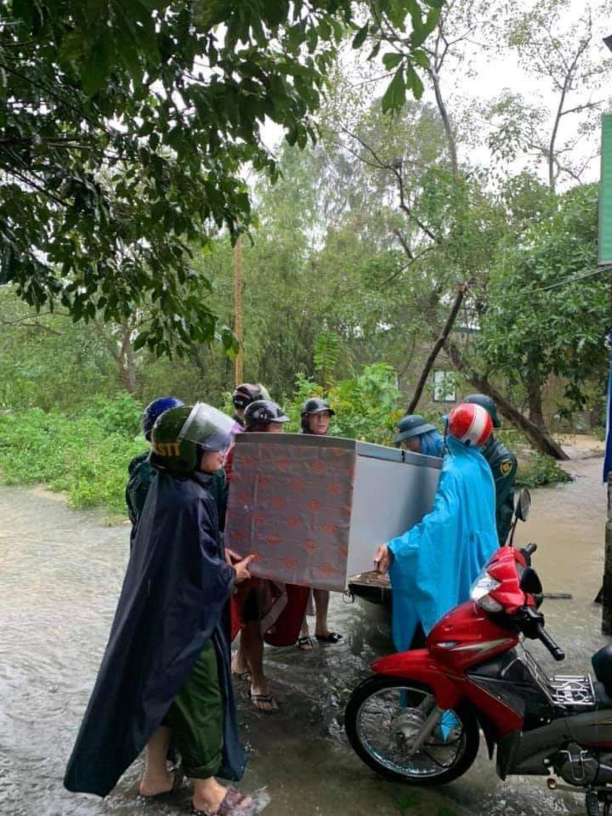 460 đội thanh niên tình nguyện đến từng nhà giúp dân chạy lũ ảnh 5