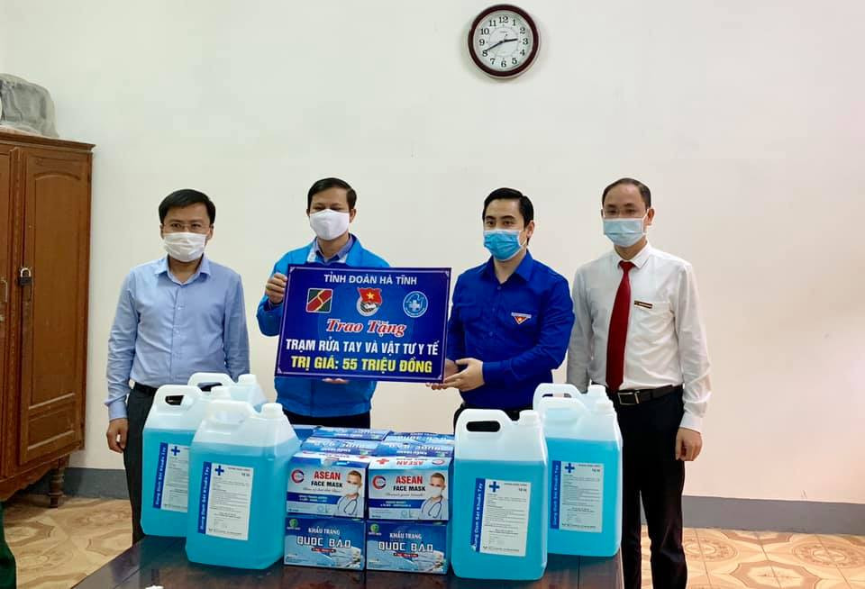 Đặt trạm rửa tay dã chiến phòng dịch tại trung tâm chợ lớn nhất Hà Tĩnh ảnh 2