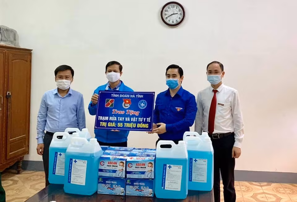 Đặt trạm rửa tay dã chiến phòng dịch tại trung tâm chợ lớn nhất Hà Tĩnh ảnh 2