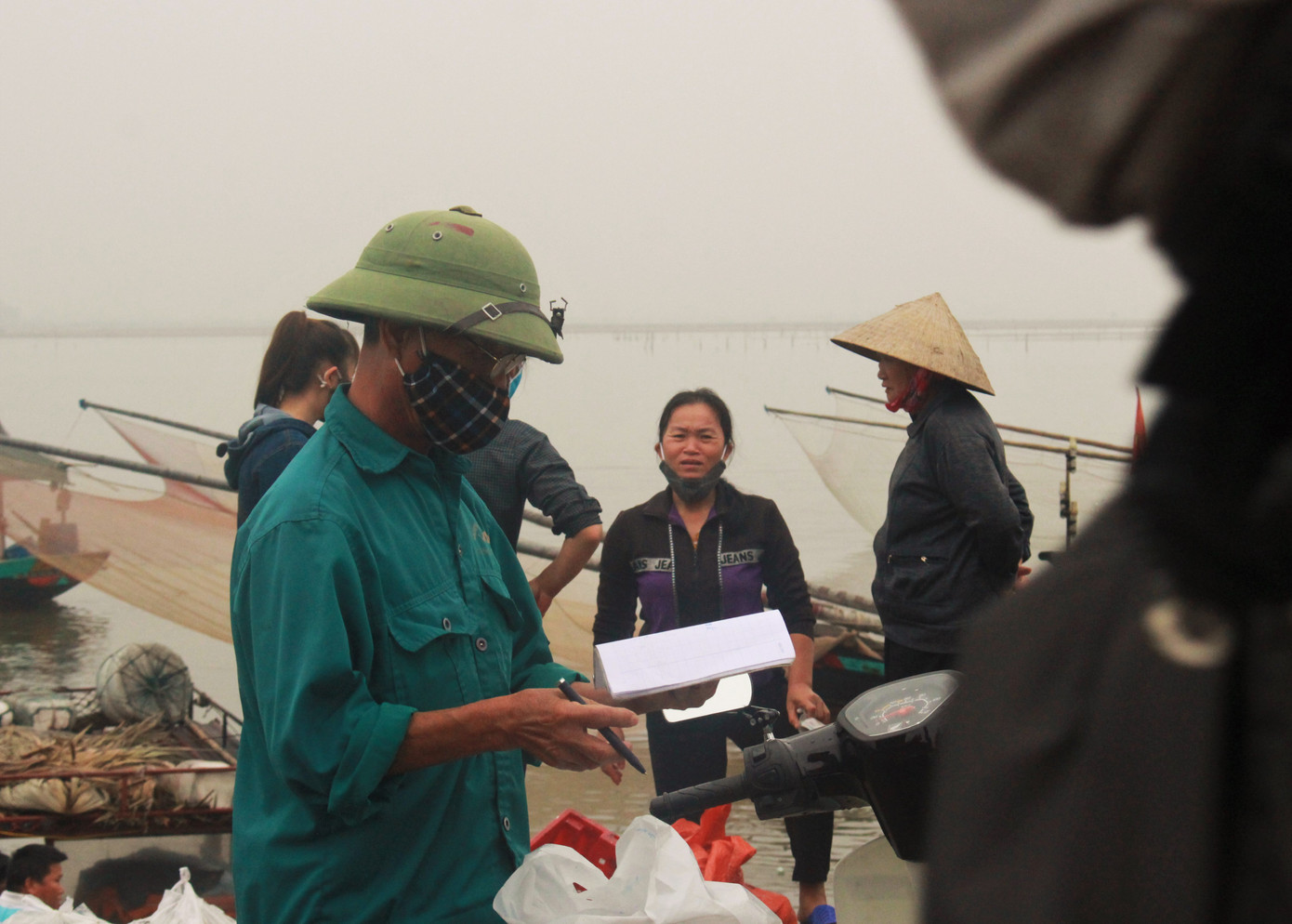Cảng cá Hà Tĩnh tấp nập người bán, kẻ mua giữa mùa dịch COVID - 19 ảnh 12
