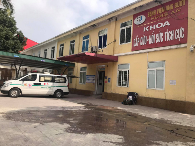 Nổ lớn trong xe cứu thương, một người bị thương nặng ảnh 1