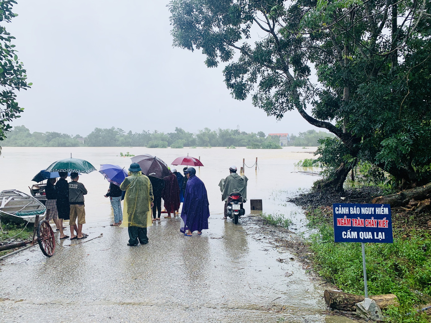 Băng qua đập tràn nước chảy xiết, người đàn ông bị lũ cuốn tử vong ảnh 2