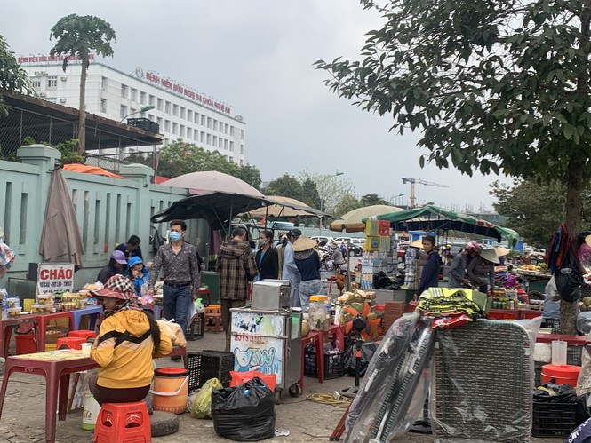 Bát nháo trước cổng bệnh viện: Sở Y tế Nghệ An chỉ đạo kiểm tra, xử lý ảnh 2