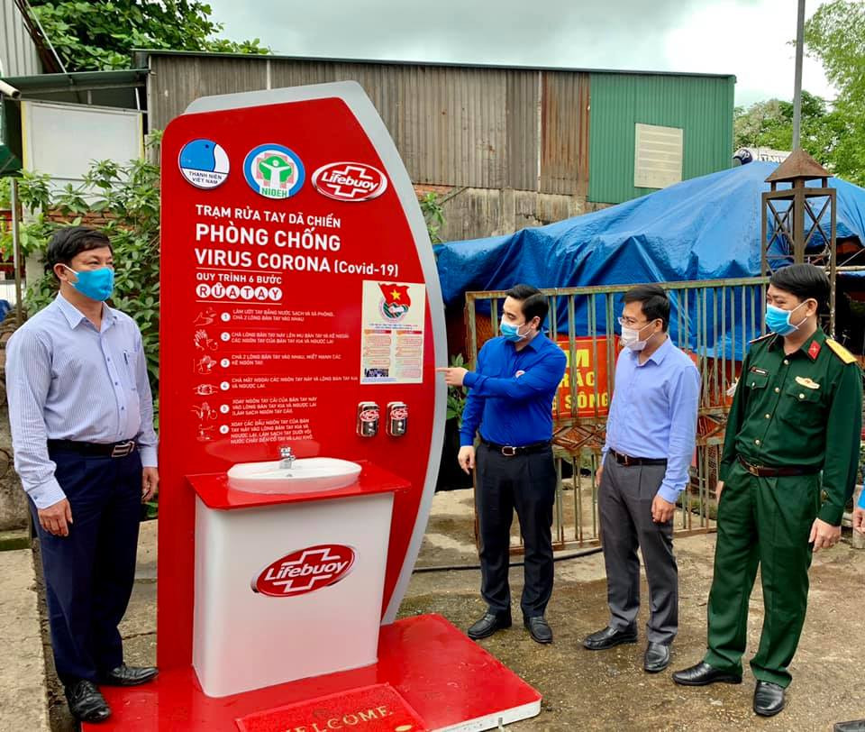 Đặt trạm rửa tay dã chiến phòng dịch tại trung tâm chợ lớn nhất Hà Tĩnh ảnh 1
