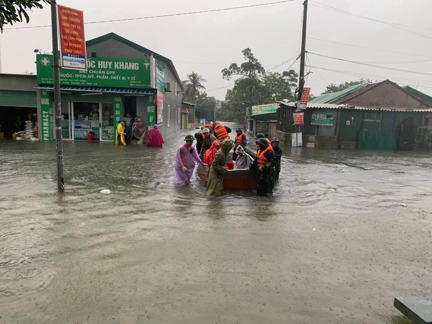 460 đội thanh niên tình nguyện đến từng nhà giúp dân chạy lũ ảnh 10