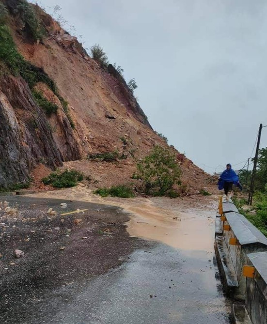 Kinh hãi hàng nghìn khối đất đổ ập xuống quốc lộ ở Nghệ An ảnh 7