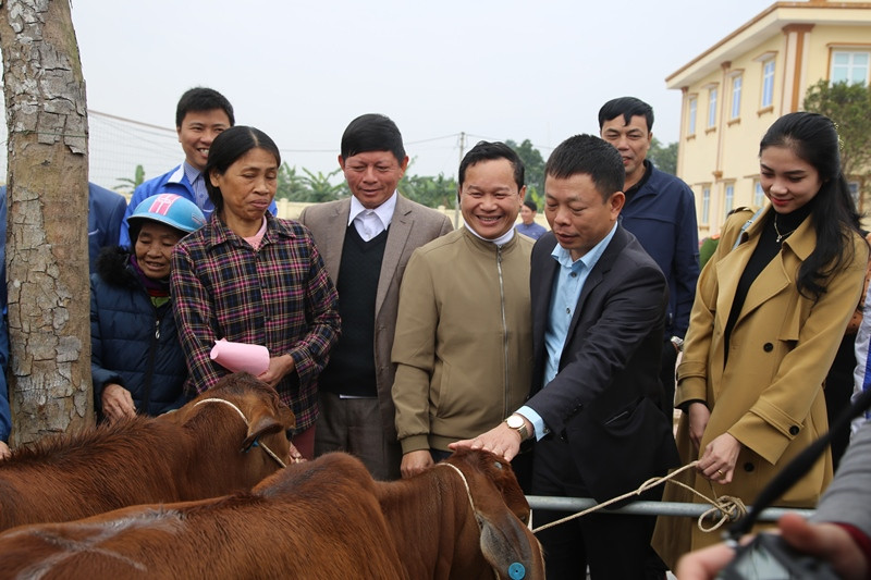 Tập đoàn Phúc Sơn, Báo Tiền Phong trao bò giống hỗ trợ bà con vùng lũ Hà Tĩnh ảnh 11