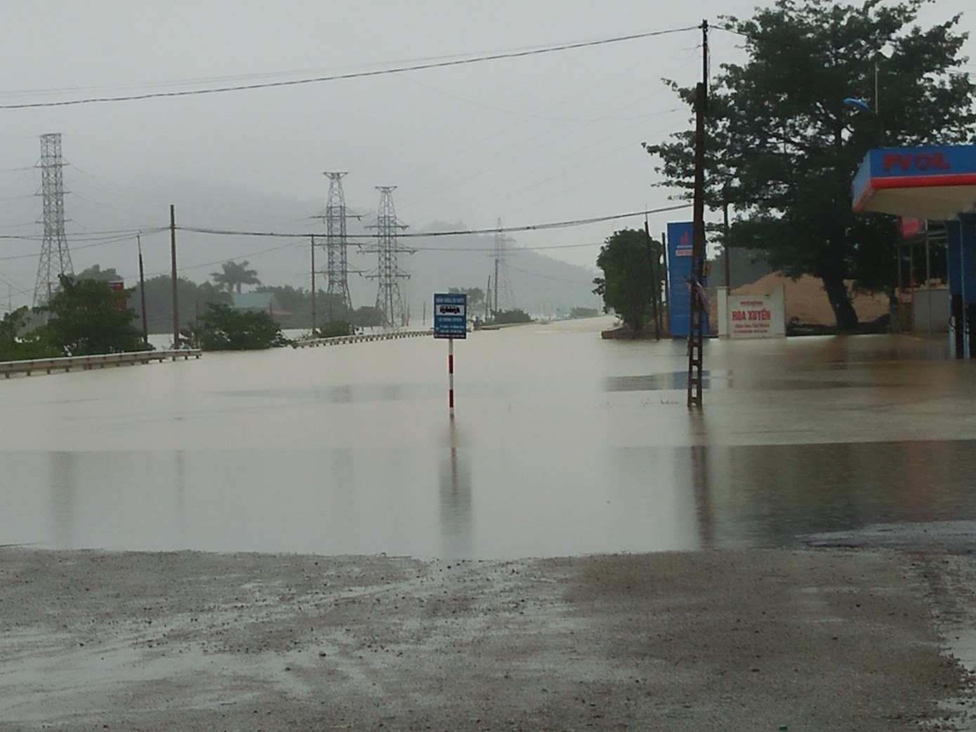 Quốc lộ 1A đoạn qua Hà Tĩnh ngập sâu, cấm tất cả phương tiện đi lại ảnh 1