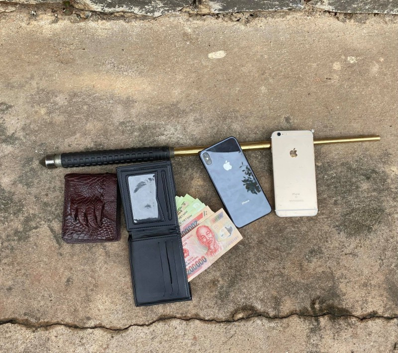 Nhóm thanh niên dùng gậy ba khúc đánh người đi đường, cưới tài sản ảnh 2