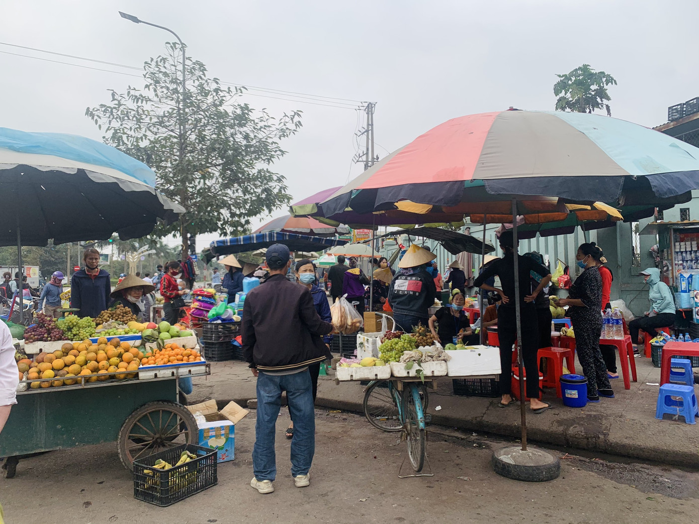 Bát nháo trước cổng bệnh viện Hữu nghị đa khoa Nghệ An ảnh 4