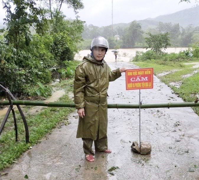 Hà Tĩnh nước vây tứ bề, người dân vội vã ôm đồ chạy lụt ảnh 1