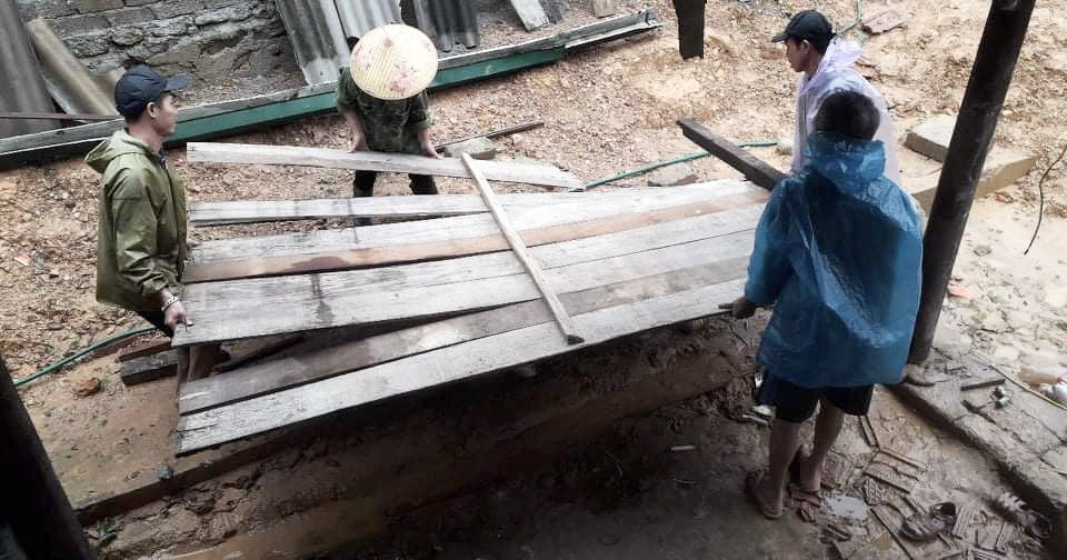 Hà Tĩnh nước vây tứ bề, người dân vội vã ôm đồ chạy lụt ảnh 3