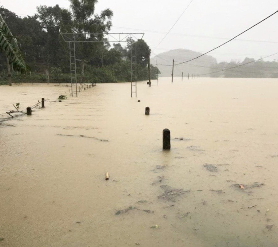 Hà Tĩnh nước vây tứ bề, người dân vội vã ôm đồ chạy lụt ảnh 7