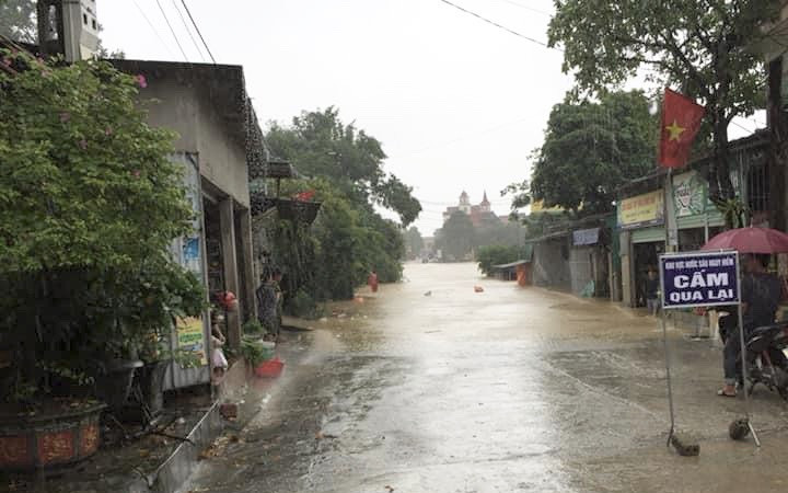 Hà Tĩnh nước vây tứ bề, người dân vội vã ôm đồ chạy lụt ảnh 10