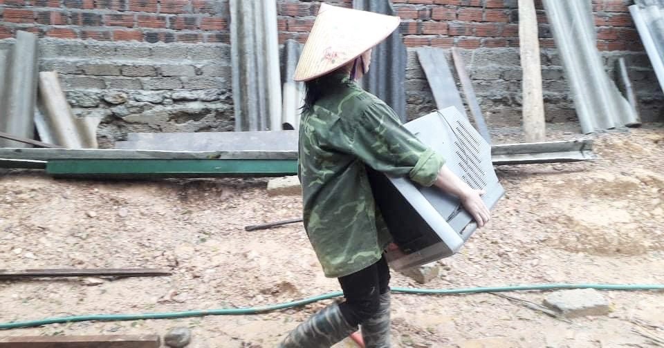 Hà Tĩnh nước vây tứ bề, người dân vội vã ôm đồ chạy lụt ảnh 4