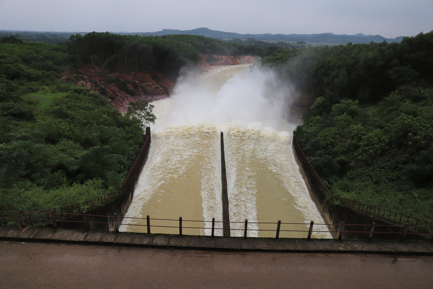 Hồ Kẻ Gỗ tăng lưu lượng xả tràn vào ngày mai, vì sao? ảnh 1