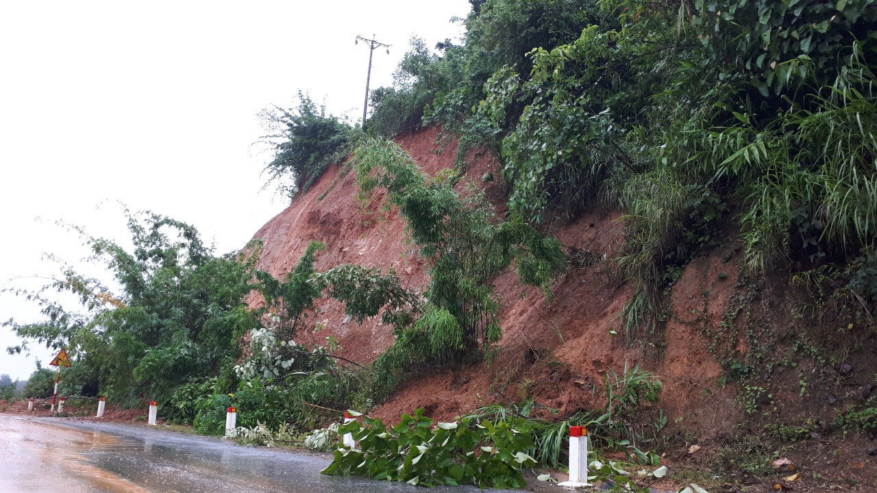 Đồi núi lở, đất đá tràn xuống ‘uy hiếp’ hàng trăm hộ dân miền núi Nghệ An ảnh 4