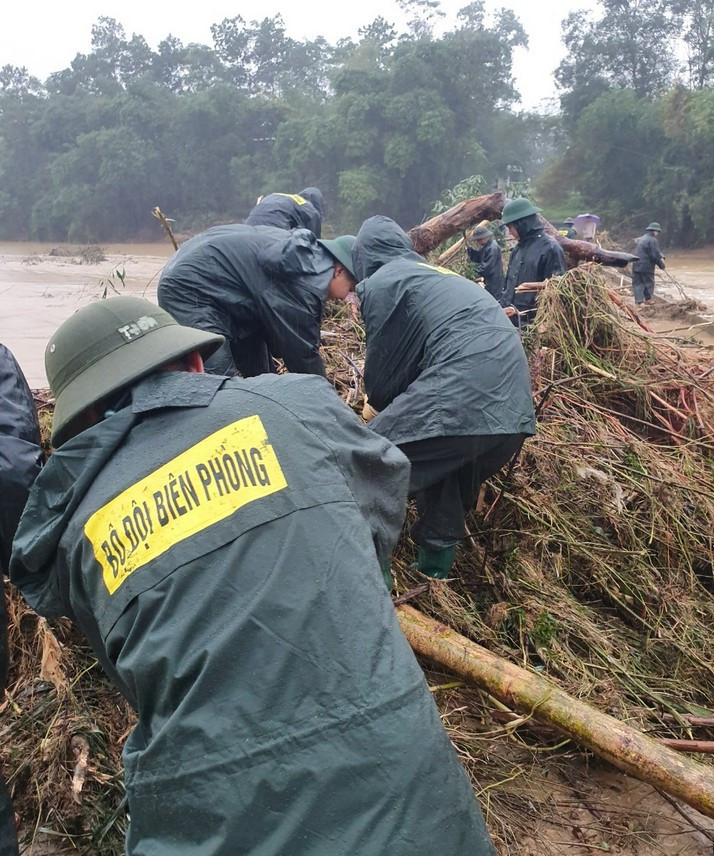 Chiến sỹ Bộ đội Biên phòng lội bùn non giúp dân dọn dẹp, thông đường sau lũ ảnh 4