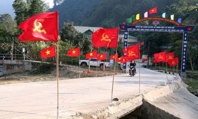 Đỏ thắm Quốc kỳ nơi miền rẻo cao xứ Nghệ ảnh 3