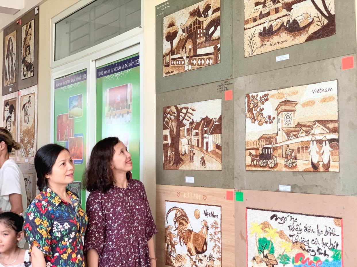 Triển lãm đấu giá tranh gạo gây quỹ giúp sinh viên khó khăn ảnh 1